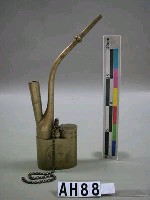 藏品(雕花橢圓起線型煙管)的圖片